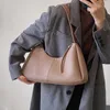 Axelväskor vintage sida för kvinnor ny år 2023 trend mode enkla handväskor handväska 230322