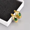 Orecchini ad arco per le donne Zircone verde a forma di C Colore oro vintage Acciaio al titanio 316L Charms Gioielli alla moda Regalo all'ingrosso (GE525)