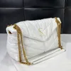 Sac enveloppe matelassée en cuir véritable Lettres en métal logo pour femme Designers en peau d'agneau de luxe matelassé pour homme grande pochette Sac à main à bandoulière fourre-tout hobos sacs de plage