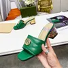 2023 새로운 럭셔리 여성의 하이힐 슬리퍼 디자이너 가죽 패션 섹시한 수 놓은 여름 Chunky Heel 샌들 6.5cm 박스 브랜드 신발