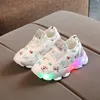 アスレチックアウトドア2022キッズスニーカー子供の女の子の男の子のレターメッシュLED LUMINOUS SPORT RANスニーカーシューズ