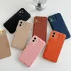 Estuche para teléfono en iphone Luxurys diseñador en celular para iPhone7/8 11 11Pro 12 13 14 Es un estuche para iPhone14 con un patrón de prensa moderno