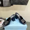 Chinelos de seda de cetim triângulo de dedo aberto preto Mule slides sandálias de salto grosso deslizamento em sapatos de salto bloco feminino designer de luxo sola de couro 10cm calçado de fábrica