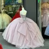 2023 Luxury Crystals Quinceanera klänningar rosa spaghetti rem bollklänning prom klänning stora fluga prinsar vestidos de 15 anos