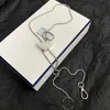 Strängar, Strings Designer Inverterad Triangle Metal Microlabel Keychain Pendant Halsband Kvinnors nya smycken Fashion Long Chain Trend 5TBI