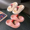 Slipper Childrens Beach Slide Boys and Girls Family Shoes Summer tjock flip mjuk tecknad vårdoor bild 230329