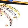 Mit BOX 3Colors Luxus-Armbänder Designer-Frauen-Charme-Armbänder Trend Mode-Armband-Schmucksachen mit Brief Qualität Armband verblassen nie