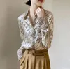 Camicia da donna con stampa di lettere con fiocco con lacci Camicetta di chiffon a maniche lunghe con lanterna Camicetta con scollo a V Bottoni alla francese Strato di base versatile Seta casual sciolta