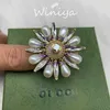 2023 Designer New Gujia Suit/GJia New Letter Inlaid Diamond Pearl Color Matchande Flower Opening Ringörhängen Temperament