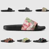 Designer Slides Tofflor Herr Dam Sandaler Blomma Röd Grön Blå Dust Bag Skotryck Slide Sommar Strandmode Sneakers Bred Platt sko storlek 35-48