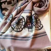 Стильный женский кашемировый шарф Шарфы с принтом в виде букв Мягкие на ощупь теплые обертывания с бирками Осень Зима Длинные шали 20 цветов не являются обязательными AAA6666