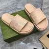 2023 Designertofflor Medelhack Platform Sliders Sandaler Lyxiga män sandal strand kvinnor skor beige grå blå Mustryckt canvas Mode Pool Sommar rutschkanor Med Box