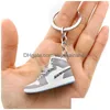 Keychains Lanyards Creative 1/6 Hollow 3D Sneakers Model Souvenirs basketskor Sportentusiaster Keyring Car Ryggsäck Pendan DHB63