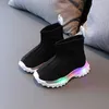 Athletic Outdoor 2022 Fliegengewebte atmungsaktive Kindersocken Schuhe LED gestrickte Jungen Mädchen High Top Sneakers Lässige weiche Socken Stiefel mit Lichtern W0329