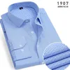 Chemises décontractées pour hommes Robe d'été pour hommes Chemise sociale à manches longues pour hommes Chemise à rayures bleues sans fer Chemise pour hommes élégante dans l'ensemble Chemise pour hommes 230412
