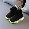 Athletic Outdoor 2022 Fliegengewebte atmungsaktive Kindersocken Schuhe LED gestrickte Jungen Mädchen High Top Sneakers Lässige weiche Socken Stiefel mit Lichtern W0329