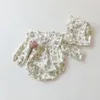 Rompers 2 Buah Romper Bayi Lucu Ruffle Renda Renda Korea Dengan Set Topi Jumpsuit Lengan Pangang Floral Pakaian Manis Perempuan Balita 230328