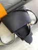2023 Tygväska handväskor Kvinnor Fashion Quality Mini Handle Cowhide Real Leather Black Handbag Medium Handmiterad guldlås Rem Purse axelväska Kvinnor