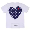 Mode Mens Play T-shirt Designer Red Heart Shirt Commes Casual Femmes Chemises Des Badge Garcons Haute Quanlity TShirts Coton Broderie Top e7CVx