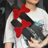 2024 Trim Cute Red Bowknot bilsäkerhetssäkerhetsbälte Täck Mjuk plysch axelkudde styling säkerhetsbälten bilspegel fodral tillbehör