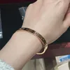 2023 Дизайнерские ювелирные украшения Carti Love Brangle Bracelet Bracelet Широкая модная сетка красная титана стальная рука