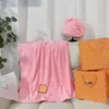 Fabricants de serviettes de bain en velours corail de couleur unie de qualité directement pour le séchage à la maison ensemble de serviettes absorbantes serviettes de plage explosives avec emballage