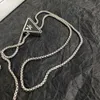 Strängar, Strings Designer Inverterad Triangle Metal Microlabel Keychain Pendant Halsband Kvinnors nya smycken Fashion Long Chain Trend 5TBI