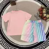 2023 Designer di lusso Set di abbigliamento T-shirt per bambini Pantaloncini con monogramma Moda Marchio di moda britannico Estate Tesori per bambini e ragazze Cotone in due pezzi Top Brand