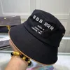 Desingers hink hattar Luxurys breda randen hattar Solid Color Letter Sunhats Fashion Caps Trend Travel Buckethats Temperament Hundred Hat