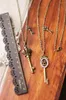 Collane con ciondolo DEAR-LIFE Gioielli originali fatti a mano fai da te Foresta lunga catena Retro letterario Splendida corona con chiave Collana regalo speciale