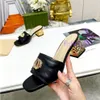 2023 새로운 럭셔리 여성의 하이힐 슬리퍼 디자이너 가죽 패션 섹시한 수 놓은 여름 Chunky Heel 샌들 6.5cm 박스 브랜드 신발