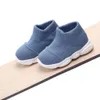 Första Walkers Spring Baby Sneakers Bekväma stickade plattskor andningsbara luftnät First Walker Solid Color Toddler Boys 'and Girls' Shoes 230330