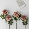 Flores decorativas refinando decoração artificial de rosa seca