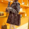 トートバッグデザイナーのトートバッグ高級女性ハンドバッグ容量刻印文字宴会財布ファッションレジャーギフト素材レザーハンドバッグスタイル
