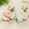 Fiori decorativi Bracciale da polso con corpetto da polso rosa artificiale con foglie verdi Bracciale da polso con perle da sposa Mano per damigella d'onore della sposa