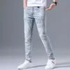 Jeans masculino de jeans jeans jeans jeans primavera outono rasgado bordado retrô bordado esbelto pequeno pés azuis versátil calças longas 230330