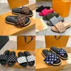 Sandalias de almohada de piscina Sandalia de verano Mulas de comodidad plana Muelas delanteras conmovedas zapatillas de moda para mujeres de estilo fácil de usar