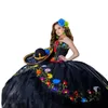 Abiti Quinceanera in stile messicano nero Fiori Charro Strati di pizzo ricamato Tulle Abiti da ballo in raso con spalle scoperte Sweet 15 Dress Party Girls Formal BC15715