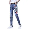 Jeans masculino Moda de moda imprimida Marca coreana Bordado Pattern Youth Ripped Pets Pequenos Adolescentes Cowboy Lápis Pontas 230330