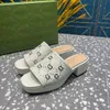 Womens Studs Flat Slide Slippers Sandals Luxurys Designer Silver Stud Cuir véritable Rose Vert Noir Blanc Orange Interlocking Top Qualité Tongs