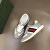 Mode lyxklänningskor män skärmare mjuk botten löpande sneakers Italy förfinat elastiskt band lågt topp mesh läder andningsbara designer casual tränare låda eu 38-45