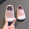 Eerste wandelaars baby peuter schoenen lente en zomer baby zachte zool stoffen schoenen geschikt voor jongens en meisjes breien ademende niet -slip indoor schoenen 230330