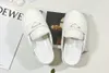 Kapcie plażowe klasyczne designerskie leniwe płaskie baotou flip klapki skórzane dama slajdy zamszowe litera butów butów krowide metalowe sandały duże rozmiar 35 do 41