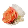 Decoratieve bloemen kunstmatige rozenpolspolspolspolspolaardband met groenbladeren bruiloft parels polsbekel hand voor bruid bruidsmeisje