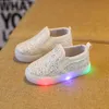 Athlétique En Plein Air Enfants Led Chaussures Avec Lumière Filles Garçons Flash Classique Casual Bébé Chaussures Rougeoyantes Bébé Baskets Antidérapant Semelle En Caoutchouc Chaussures Pour Enfants W0329