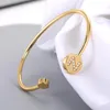 Bangle Initial Letter Armband för kvinnor Stapelbara öppna charm Bangles Kvinnliga smycken Crystal Alphabet Cuff Gift