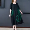 Casual Dresses Spring and Summer 2023 Kort ärm Löst stor silkeklänning O Neck Vintage Black Satin Decorative Panel Kne Length Dressrown