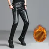 Mäns jeans män faux läderbyxor stretchig svart smal passform motorcykel affär casual sammet fodrade pu byxor för manlig 230330