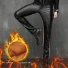 Mäns jeans män faux läderbyxor stretchig svart smal passform motorcykel affär casual sammet fodrade pu byxor för manlig 230330