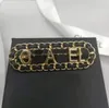 23ss 20style Brand Designer Hollow Lettera Spilla Lettere di alta qualità Donne Strass di cristallo Perni di perle Festa di nozze Jewerlry Nuovo stile